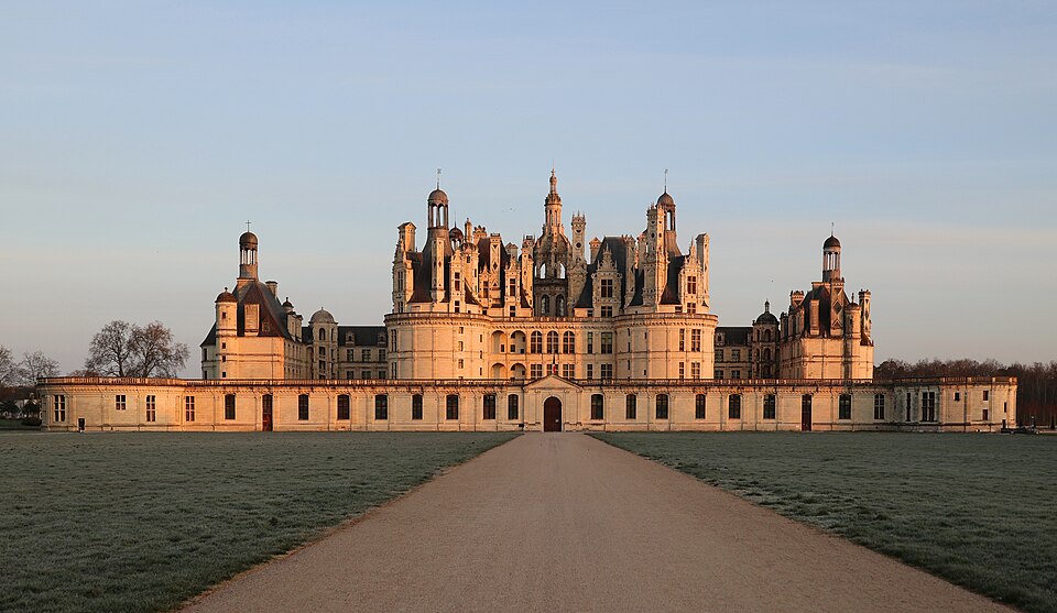 Château de Chambord, monument de Domenico da Cortona (architecte), commandé par François Ier : Un château Renaissance hérissé de tourelles et de…