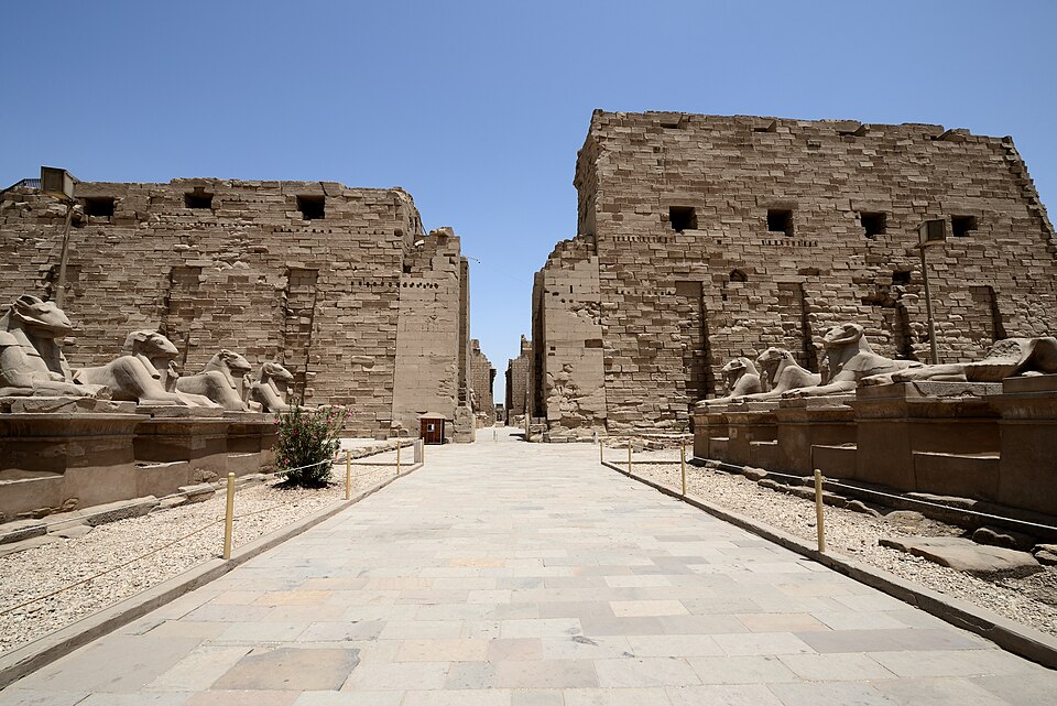 Complexe de Karnak, monument de Pharaons égyptiens successifs et bâtisseurs anonymes : Une forêt de colonnes gigantesques, des obélisques et des…