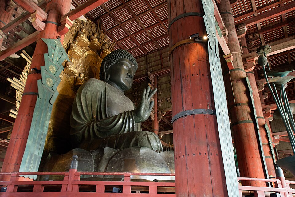 Le Grand Bouddha de Nara, sculpture de Sculpteurs japonais anonymes, sur ordre de l’empereur Shōmu : Une immense statue assise de Bouddha, en…