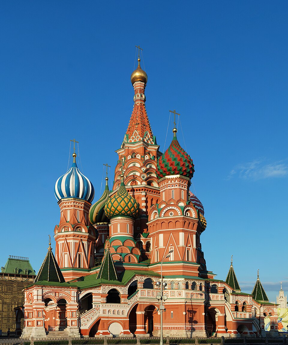 La cathédrale Saint-Basile-le-Bienheureux, monument de Postnik Yakovlev et Barma (architectes attribués), Ivan IV : Ses bulbes colorés, ses…