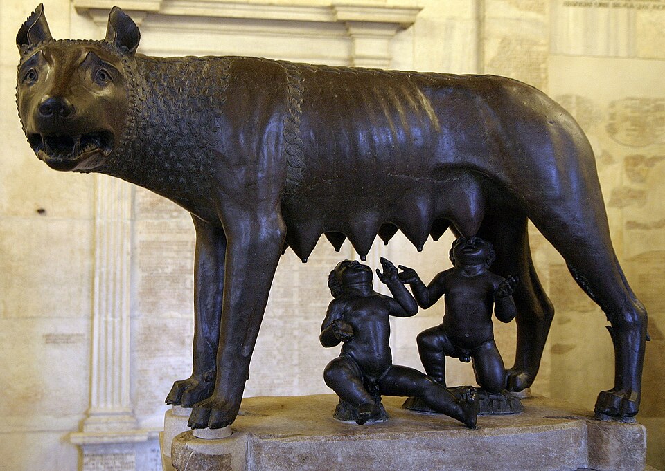 La Louve capitoline, sculpture de Sculpteur médiéval anonyme (louve) ; Antonio del Pollaiuolo, attribution traditionnelle : Louve dressée…