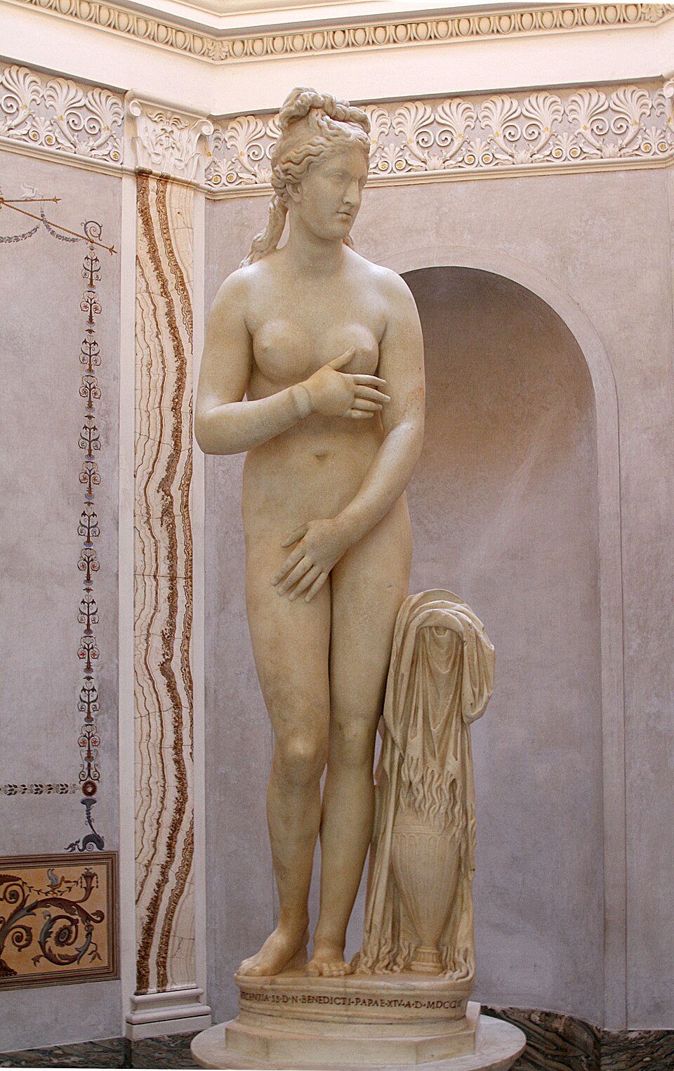 La Vénus capitoline, sculpture de Sculpteur romain anonyme : Une déesse nue se couvre pudiquement avec les bras, dans une pose en torsion, près…