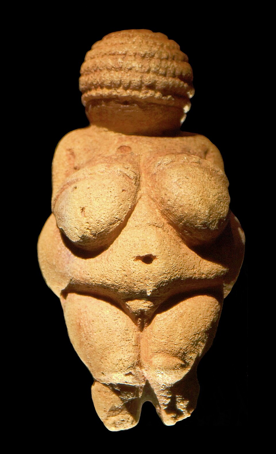 La Vénus de Willendorf, sculpture de Sculpteur préhistorique inconnu : Une minuscule figurine calcaire présente des formes féminines très…