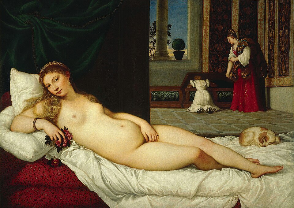 La Vénus d’Urbino, peinture de Titien : Une femme nue est étendue sur un lit, tenant des fleurs, tandis que des servantes fouillent un coffre à…