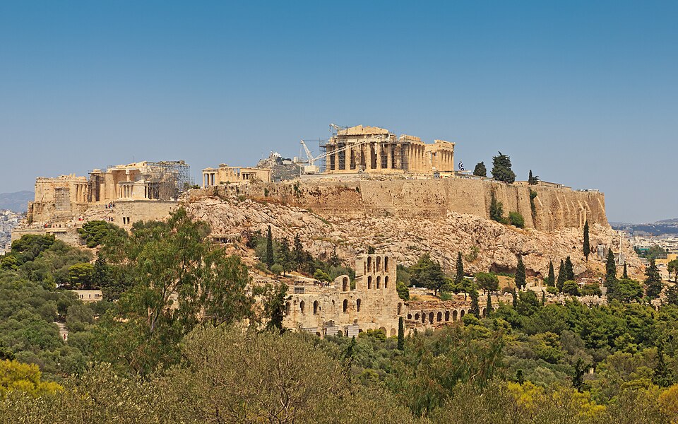 L’Acropole d’Athènes, monument de Bâtisseurs grecs antiques anonymes : Une colline rocheuse porte des temples de marbre, dominés par le…