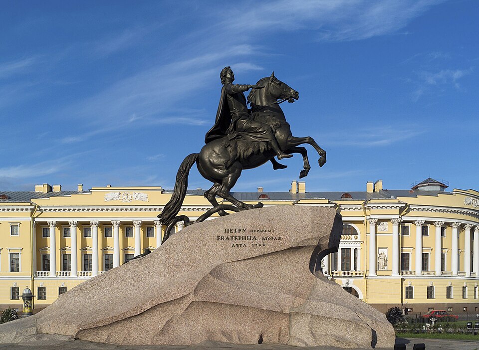 Le Cavalier de bronze, sculpture de Étienne Maurice Falconet : Pierre le Grand à cheval cabre sa monture au sommet d’un immense bloc de pierre…