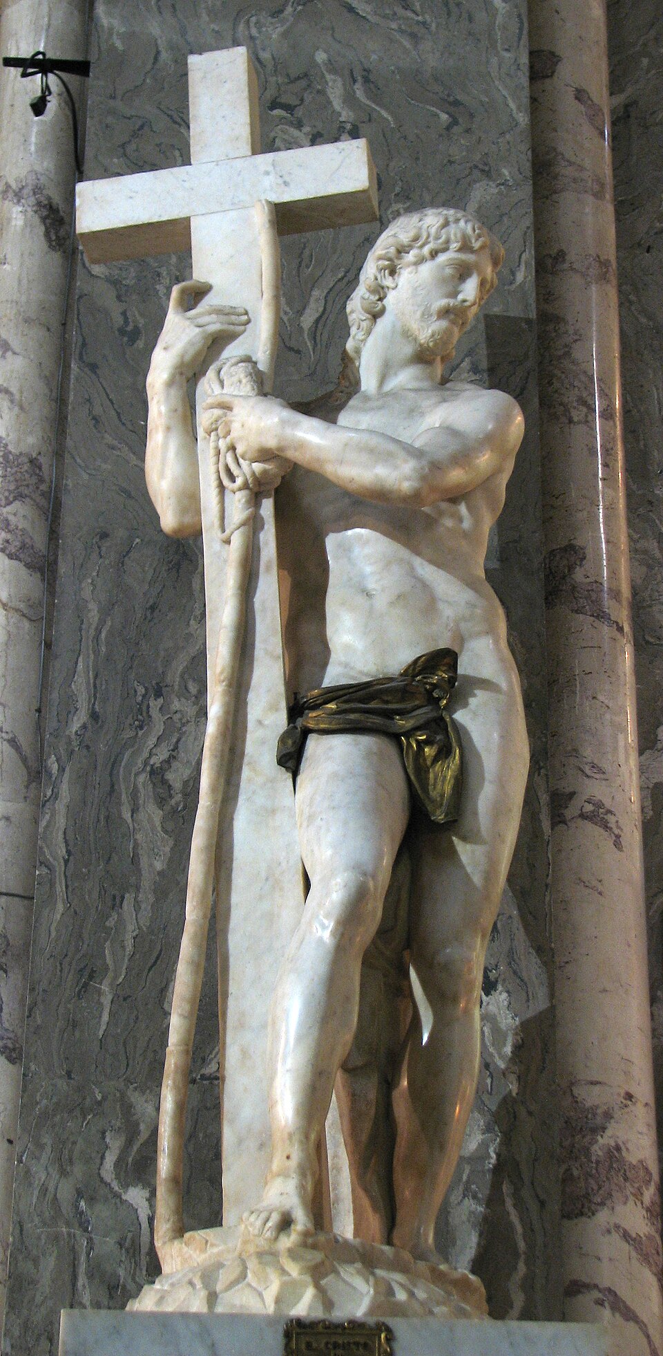 Le Christ de la Minerve, sculpture de Michel-Ange : Le Christ nu se tient debout, tenant une croix et les instruments de la Passion, dans une…