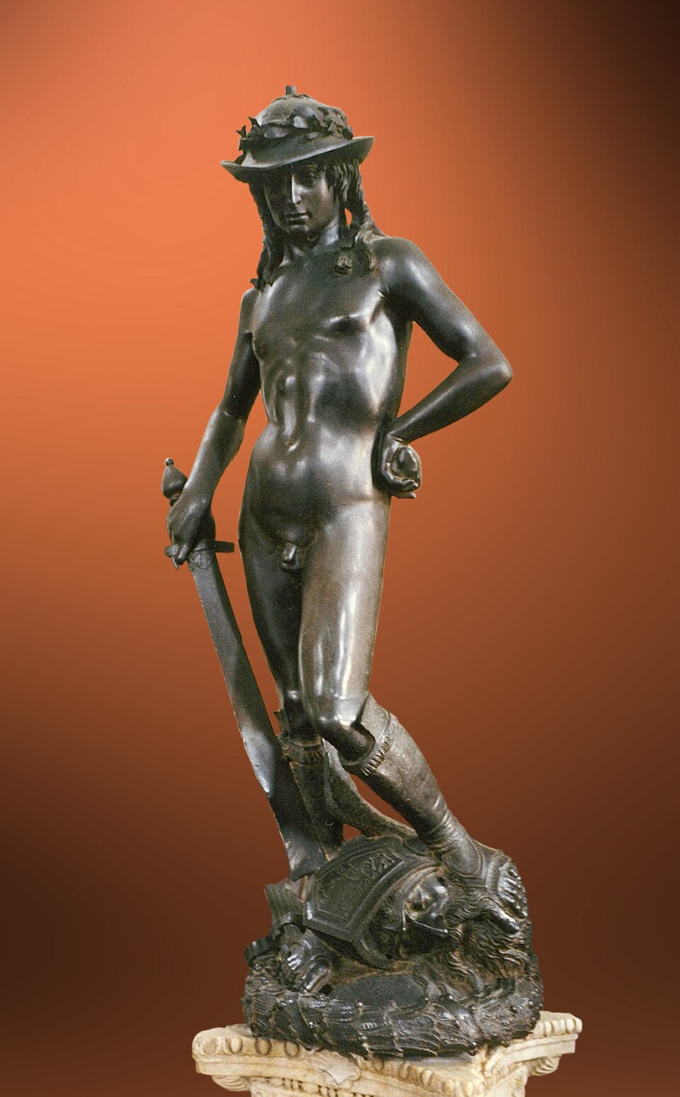 Le David de Donatello, sculpture de Donatello : Un jeune David nu, coiffé d’un chapeau, pose avec l’épée de Goliath après sa victoire