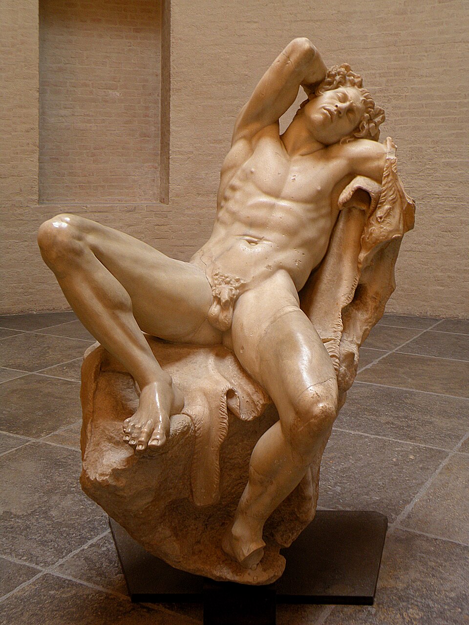 Le Faune Barberini, sculpture de Sculpteur hellénistique anonyme : Un faune nu, endormi et affalé, adopte une pose spectaculaire sur un rocher
