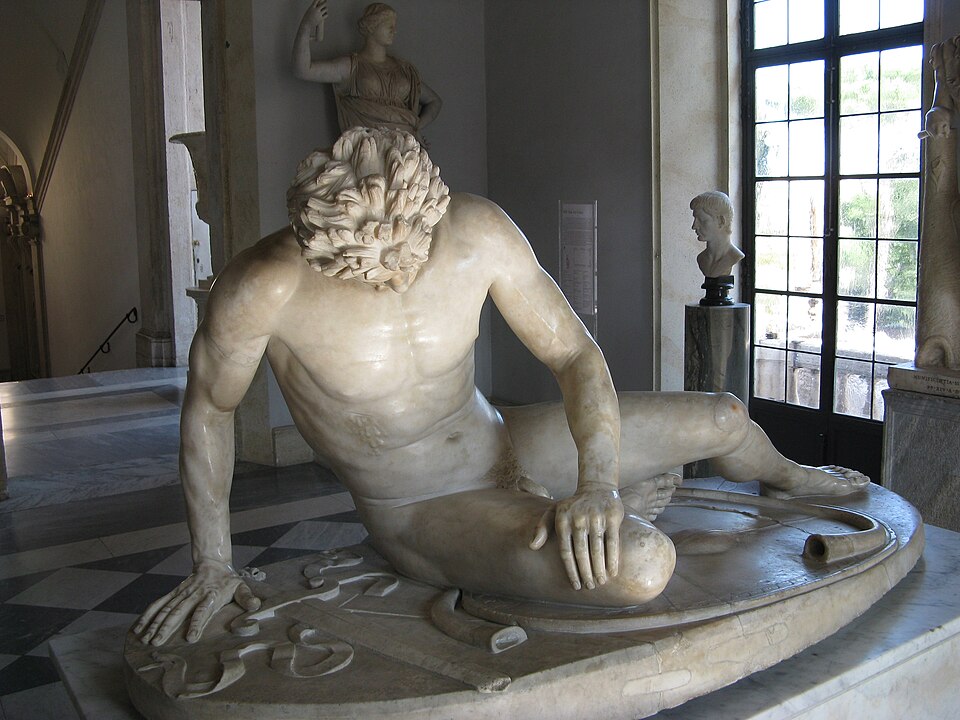 Le Gaulois mourant, sculpture de Sculpteur hellénistique anonyme : Un guerrier moustachu, torse nu et blessé, s’effondre dignement près de son…