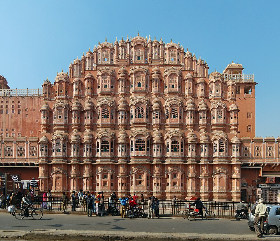 Le palais des Vents, monument de Lal Chand Ustad : Façade rose en nid d’abeilles, percée de centaines de petites fenêtres et surmontée de…