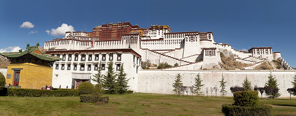 Le palais du Potala, monument de Dalaï-lama Lobsang Gyatso (commanditaire), architectes et artisans tibétains : Un immense palais blanc et rouge…
