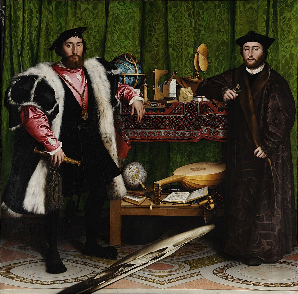 Les Ambassadeurs, peinture de Hans Holbein le Jeune : Deux hommes richement vêtus posent devant une table couverte d’instruments, avec un crâne…