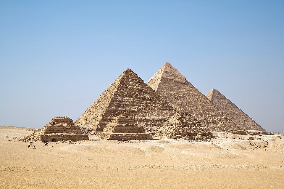 Les pyramides de Gizeh, monument de Pharaons Khéops, Khéphren et Mykérinos : Trois pyramides de pierre dominent le plateau désertique, la…