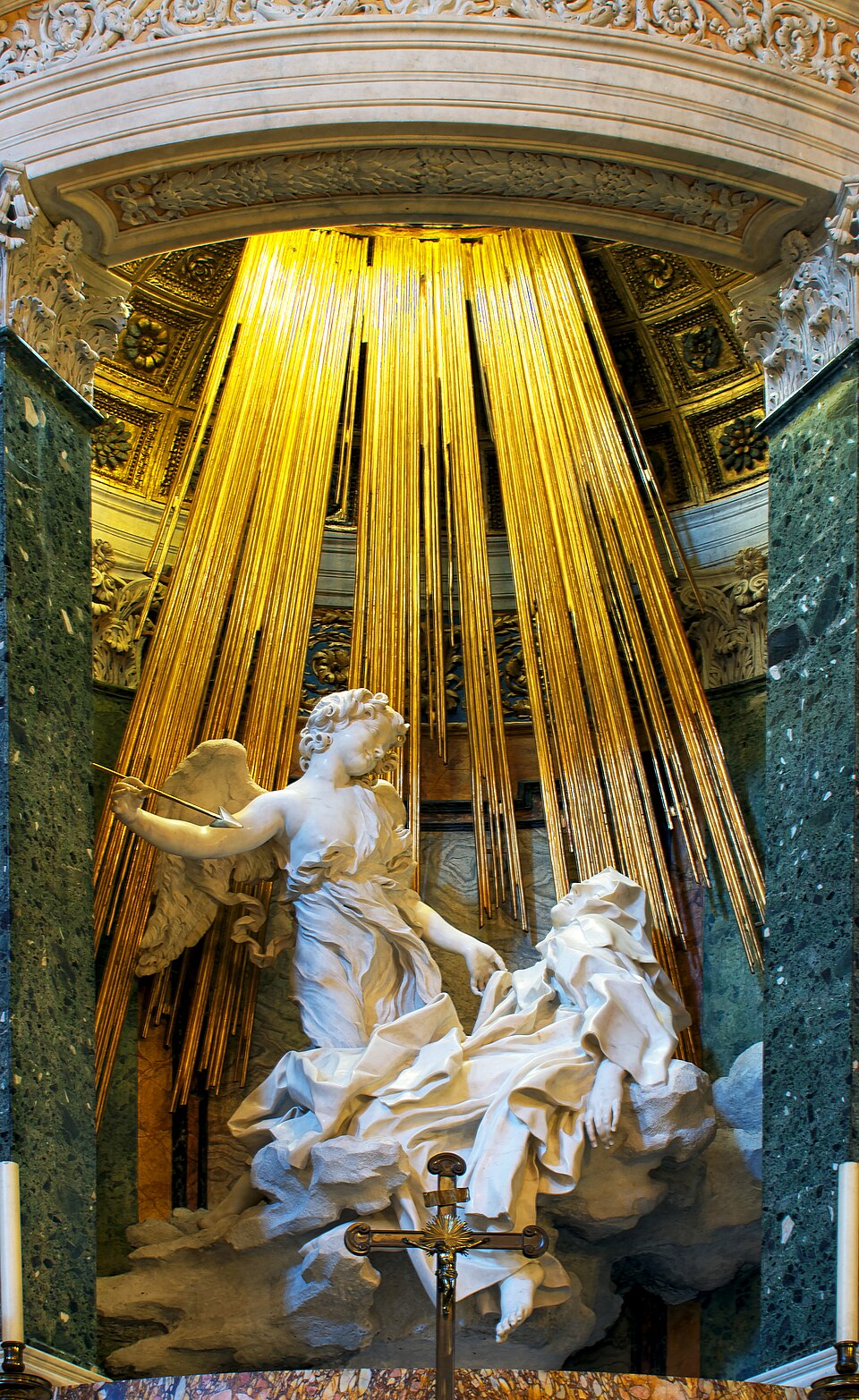 L’Extase de sainte Thérèse, sculpture de Le Bernin : Un ange souriant s’apprête à transpercer de sa flèche une sainte en extase, dans une mise…