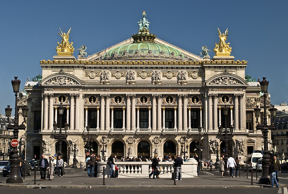 L’Opéra Garnier, architecture de Charles Garnier : Une façade monumentale très décorée présente un grand escalier, des colonnes et un dôme vert…