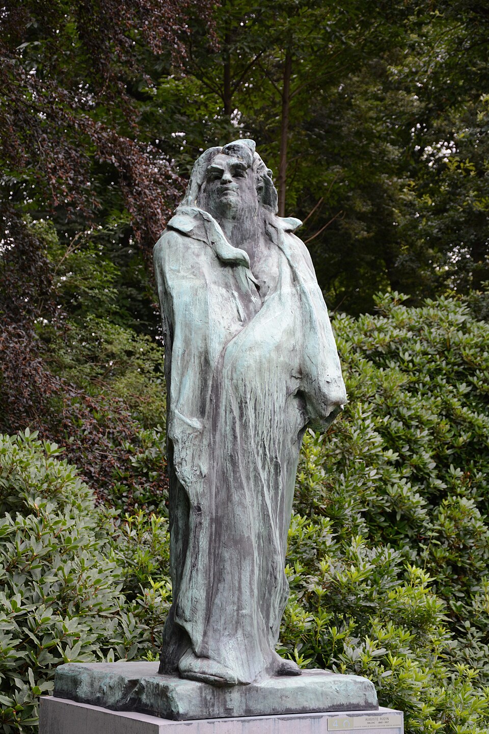 Monument à Balzac, sculpture de Auguste Rodin : Balzac apparaît enveloppé dans une vaste robe, avec un visage puissant qui émerge d’une…