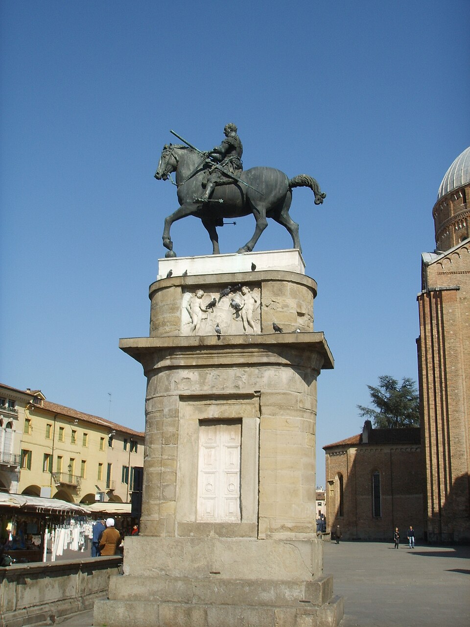 Monument équestre de Gattamelata, sculpture de Donatello : Chef militaire à cheval, immobile et sévère, tenant un bâton de commandement…
