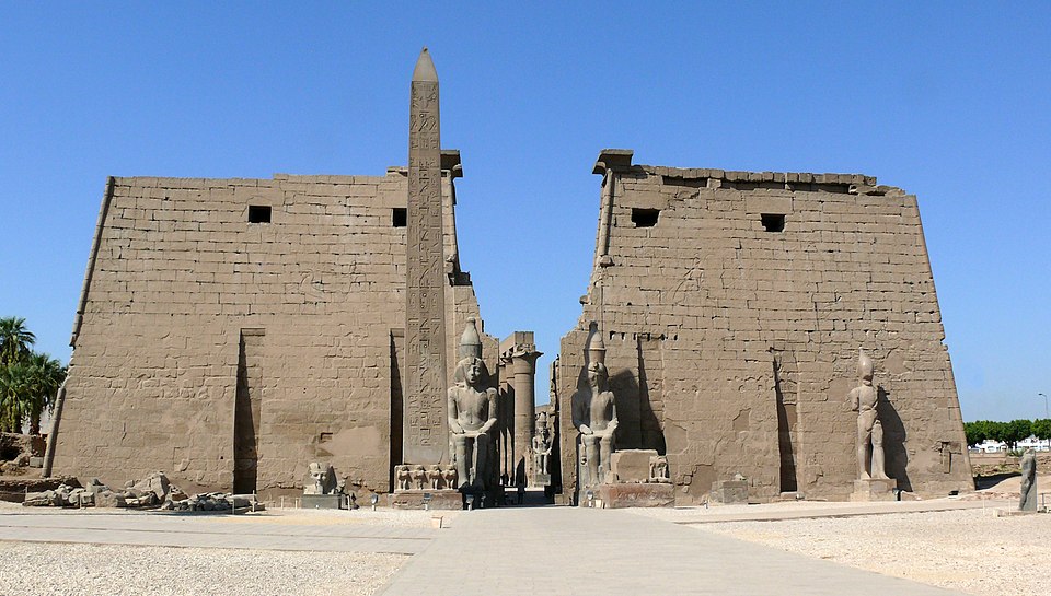 Temple de Louxor, monument de Amenhotep III (commanditaire principal), Toutânkhamon et Horemheb (achèvement), Ramsès II : Une longue allée de…