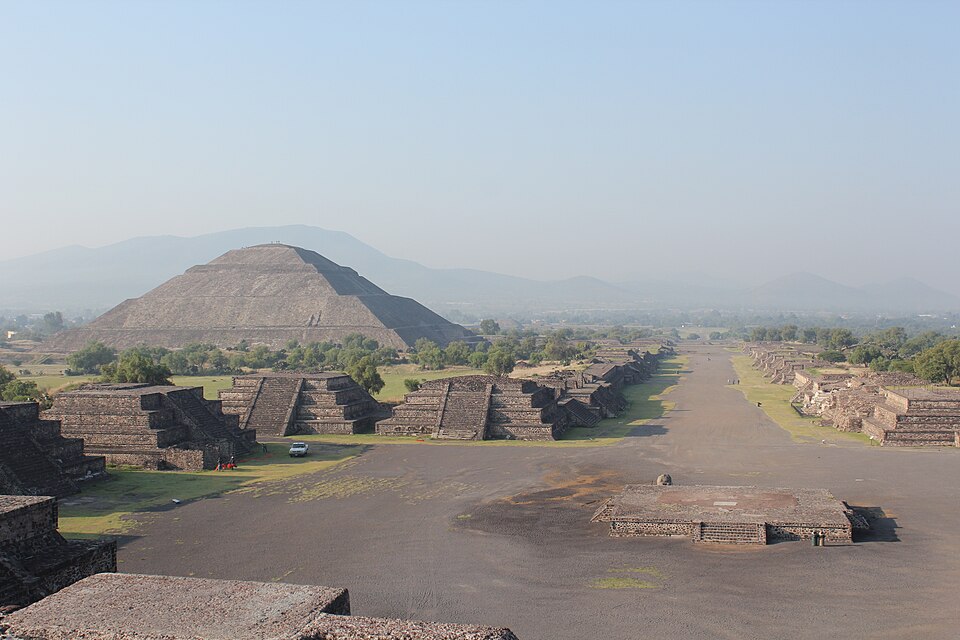 Teotihuacan, monument de Bâtisseurs mésoaméricains anonymes : De grandes pyramides de pierre s’alignent le long de l’Allée des Morts, au milieu…