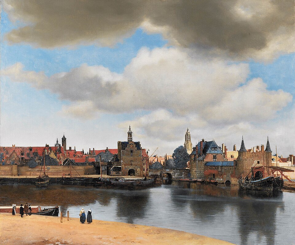 Vue de Delft, peinture de Johannes Vermeer : Panorama lumineux de Delft vu depuis l’eau, avec ciel nuageux et reflets sur un canal